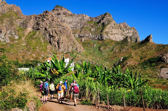 Reisegruppe bei einer Wanderung durch Tal, vorbei an Palmen, auf der kapverdischen Insel São Nicolau.