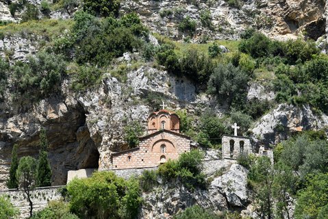 Kirche am Hang in Berat, Albanien