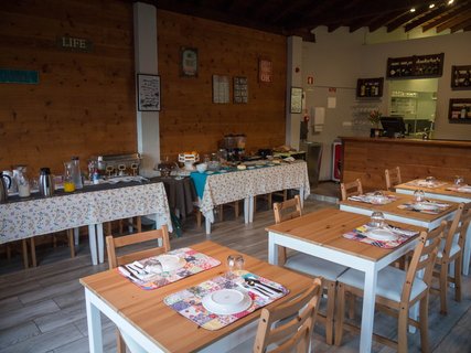 Buffet mit mehreren kleinen Tischen in der Unterkunft Aldeia da Cuada auf Flores, Azoren