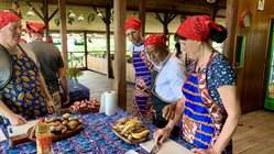Reisegäste beim Kochkurs mit TV-Starkoch in São João dos Angolares auf São Tomé Reisegäste beim Kochkurs mit TV-Starkoch