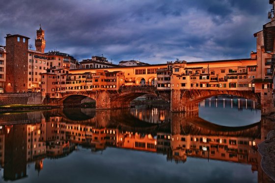 Die Ponte Vecchio bei Sonnenuntergang Ponte Vecchio in Florenz in der Dämmerung