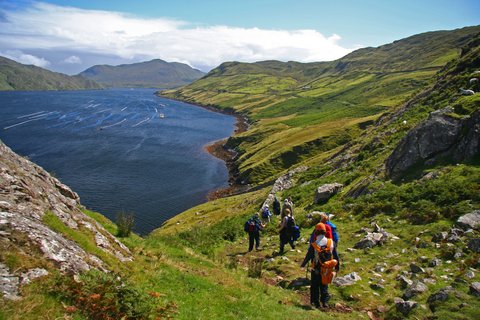 Wandergruppe am Fjord