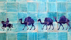 Bunte, orientalische Mosaiken mit Kamelen