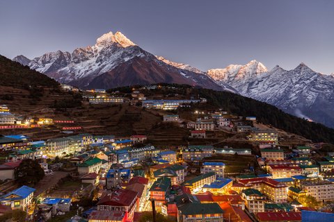 Panorama auf die Stadt und den Himalaya in der Abenddämmerung