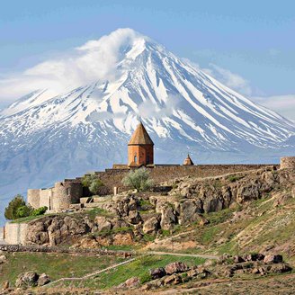 Eine erhöhte Klosteranlage mit Panoramablick auf den schneebedeckten Ararat
