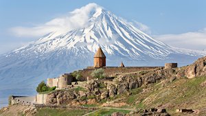 Eine erhöhte Klosteranlage mit Panoramablick auf den schneebedeckten Ararat