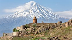 Eine erhöhte Klosteranlage mit Panoramablick auf den schneebedeckten Ararat