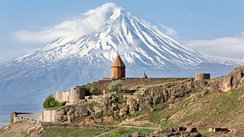 Eine erhöhte Klosteranlage mit Panoramablick auf den schneebedeckten Ararat