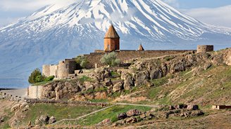 Eine erhöhte Klosteranlage mit Panoramablick auf den schneebedeckten Ararat