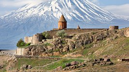 Eine erhöhte Klosteranlage mit Panoramablick auf den schneebedeckten Ararat