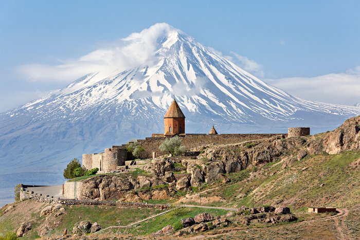 Eine erhöhte Klosteranlage mit Panoramablick auf den schneebedeckten Ararat