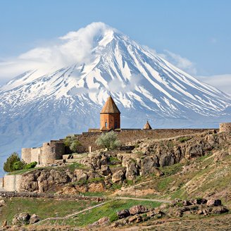 Eine erhöhte Klosteranlage mit Panoramablick auf den schneebedeckten Ararat