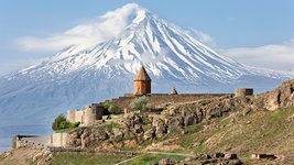 Eine erhöhte Klosteranlage mit Panoramablick auf den schneebedeckten Ararat