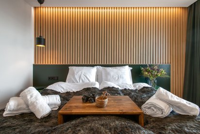 Gemütliche Betten in der Haltia Lake Lodge, Finnland Ein ordentlich gemachtes und gemütlich aussehendes Hotelbett