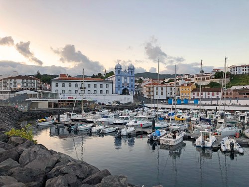 Boote in einem Hafen auf der Insel Terceira