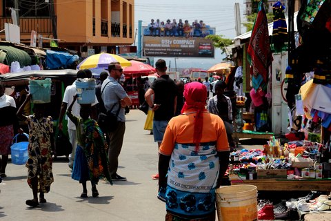 Menschen laufen über den Markt mit vielen Verkaufsständen
