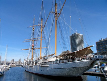 Das Segelschiff Mercator im Hafen von Oostende in Belgien