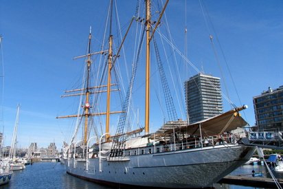 In Europa Belgien nach Oostende in Flandern zum Segelschiff Mercator mit REISEN MIT SINNEN Das Segelschiff Mercator im Hafen von Oostende in Belgien