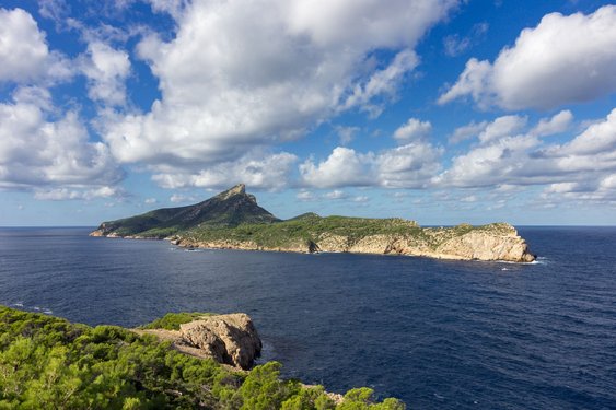 Eine kleine Insel im Meer