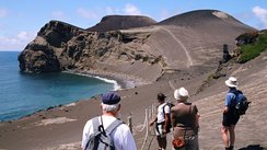 Ausblick auf eine Bucht auf der Vulkaninsel Faial