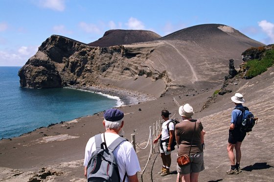 Wandern mit Ausblick auf den Azoren Ausblick auf eine Bucht auf der Vulkaninsel Faial