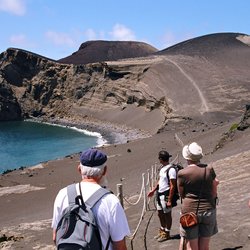 Ausblick auf eine Bucht auf der Vulkaninsel Faial