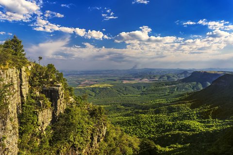 weiter Blick von oben über eine grüne Landschaft