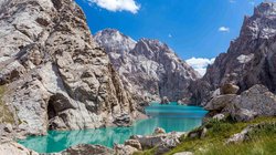Ein Bergsee umgeben von hohem Felsgestein