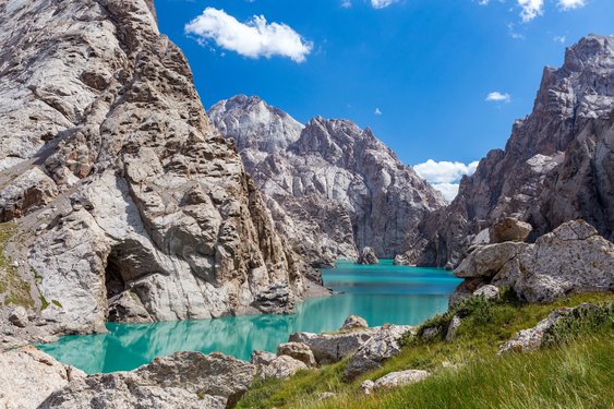 Ein Bergsee umgeben von hohem Felsgestein