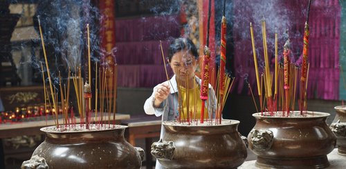 Frau bei traditioneller Zeremonie in Vietnam.