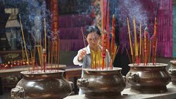 Frau bei traditioneller Zeremonie in Vietnam.