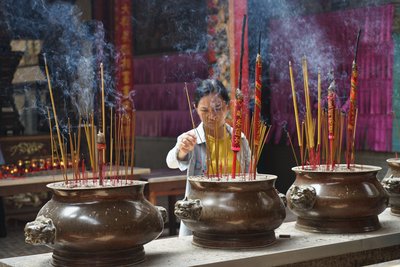 Traditionen in Vietnam Frau bei traditioneller Zeremonie in Vietnam.