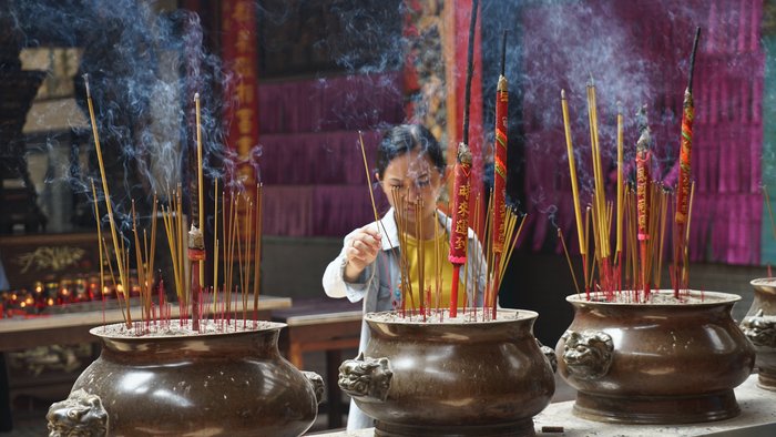 Frau bei traditioneller Zeremonie in Vietnam.