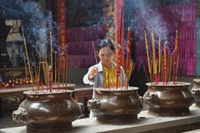 Traditionen in Vietnam Frau bei traditioneller Zeremonie in Vietnam.