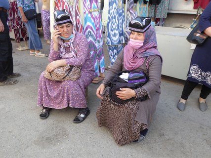 Zwei Frauen in bunten Kleidern auf einem usbekischen Basar