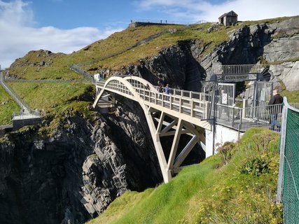 Eine Brücke durch die Natur Irlands