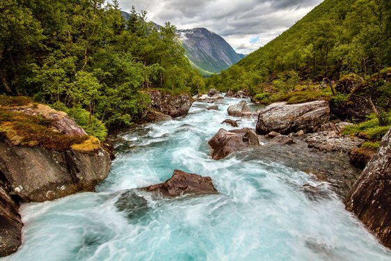 Blick auf einen reißenden Fluss in Norwegen
