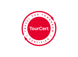 Logo TourCert Rotes kreisförmiges Logo von TourCert, um das zwei rote Pfeile verlaufen.