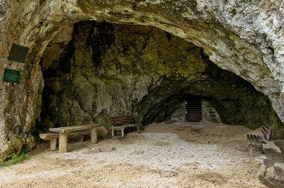 Eingang zu einer großen Höhle in der Schwäbischen Alb