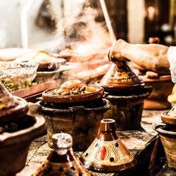 Viele Tajine in der Zubereitung