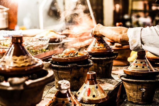 Rezept für marokkanische Tajine mit Gemüse und Couscous Viele Tajine in der Zubereitung