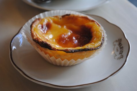 Kleiner Kuchen in einer Muffinform auf einem Teller