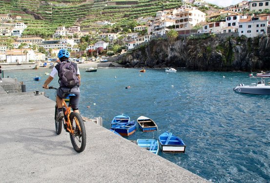 Ein Radfahrer fährt durch einen schönen Ort auf Madeira