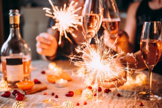 Neujahrsfeier mit Sekt und Wunderkerzen Neujahrsfeier mit Sekt und Wunderkerzen