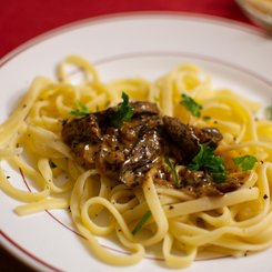 Pasta mit Waldpilzen in Sahnesauce.