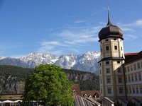 Stift Stams mit der Mieminger Kette im Hintergrund Blick auf das Stift Stams mit der Mieminger Kette im Hintergrund bei strahlendem Sonnenschein