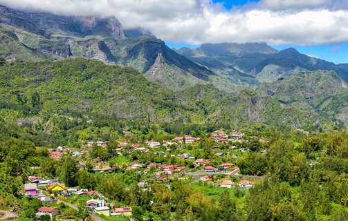 ein kleines Dorf inmitten eines Tals in den Bergen