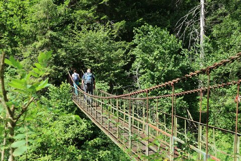 Wanderer laufen über eine Hängebrücke im Nationalpark Slowakisches Paradies in der Slowakei