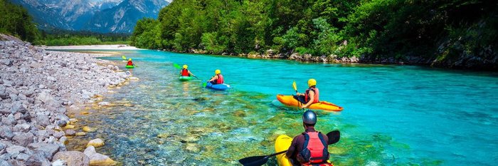 Eine Reisegruppe von Kajakfahrern entlang des Fluss Soca 