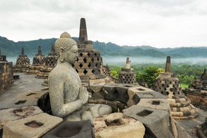 Eine Buddha-Statue in einem großen buddhistischen Tempel